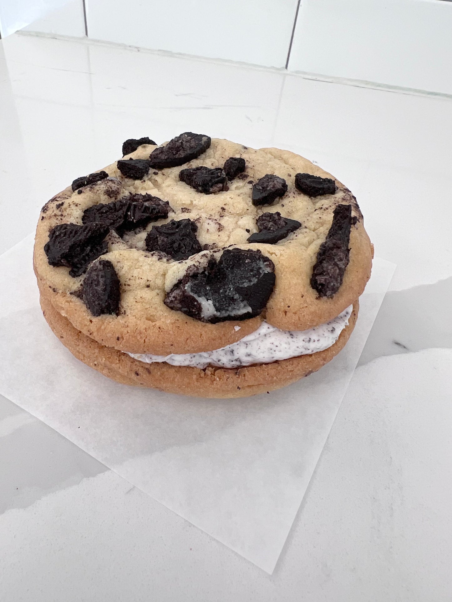 Cookies n cream cookie Sandwhich